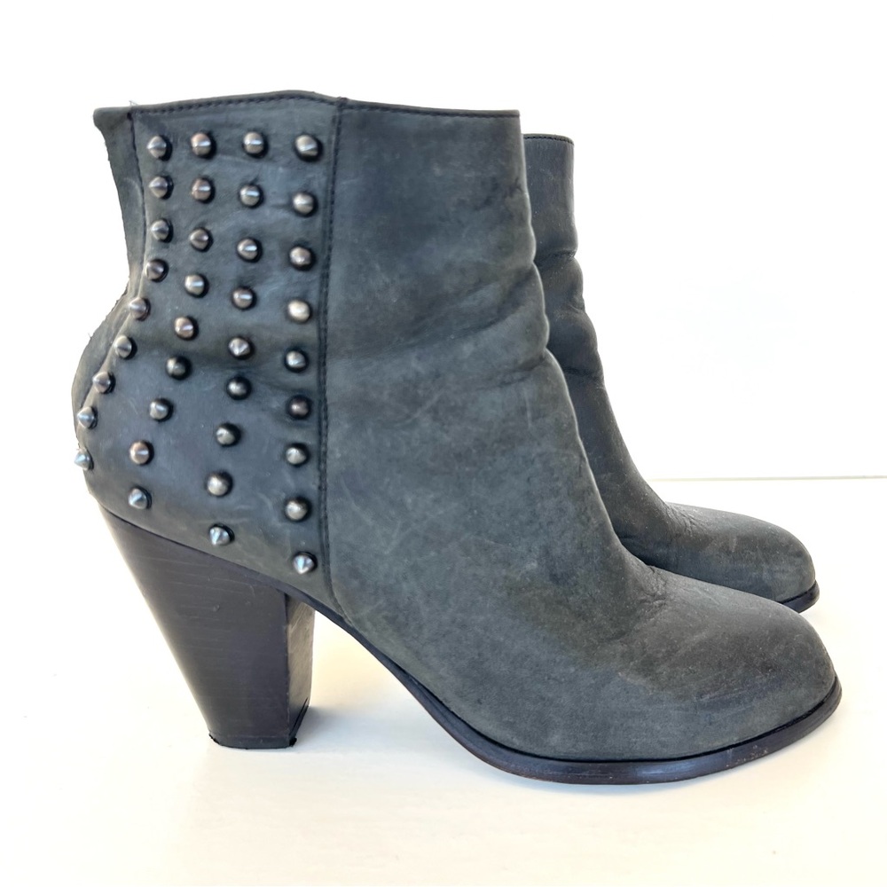 STEVE MADDEN Acedd Black Leather Gunmetal Studded Distress Moto Ankle Boots Sz 8
